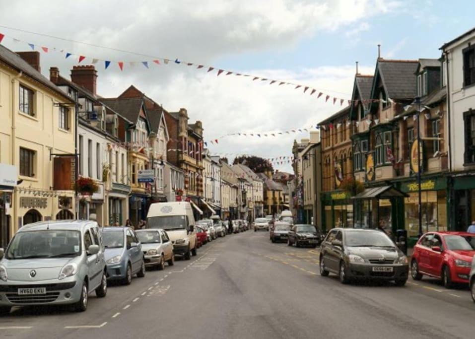 Abergavenny Center 2-Bed Flat Apartment ภายนอก รูปภาพ